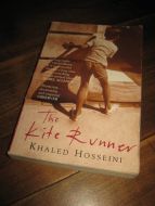 HOSSEINI, KHALED: THE KITE RUNNER. 2004.