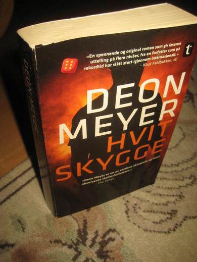 MEYER: HVIT SKYGGE. 2011.