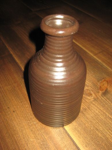 Pen vase, ca 17 cm høg. 