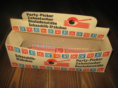 Samle eske for Party Pickers, innhold: En del enkle pinnar, samt 2 pakker. 70 tallet.