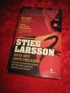 LARSSON, STIG: JENTA SOM LEKTE MED ILDEN. 2009.