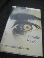 RYGG, PERNILLE. SOMMERFUGLEFFEKTEN. 1995.