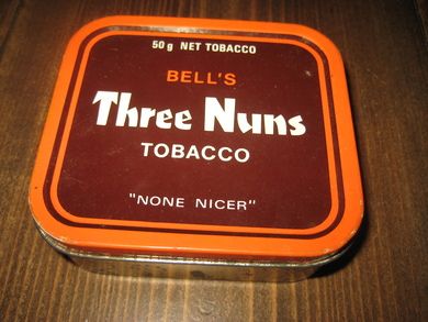 Blikkeke, BELL'S Three Nuns TOBACCO. 60 tallet, ca 11 * 11 cm stor. 