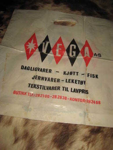 Pent plastnett fra VEGA FLORØ, Tlf 282100,  70-80 tallet.