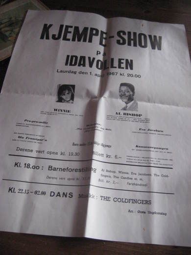 Stor plakat KJEMPE SHOW PÅ IDAVOLLEN 1. APRIL 1967. AL BISHOP og WINNIE. Arr. Ørsta Ungdomslag. Ca 49*65 cm stor plakat som blir pen i glass og ramme til dekorasjon. 