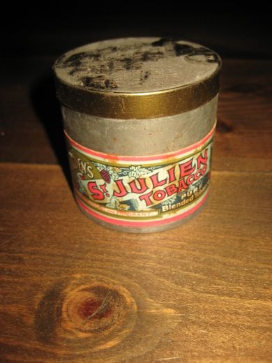 Boks uten innhold, OGDEN'S ST. JULIEN TOBACCO, 6.5 cm i diameter, 6.5 cm høg, gammel. .