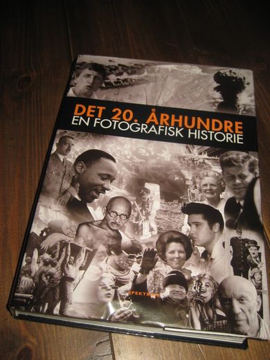 DET 20. ÅRHUNDRE. EN FOTOGRAFISK HISTORIE. 2006.