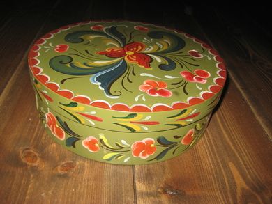 Meget pen, rosemåla kurv med lokk, ca 25 cm i diameter, datert 1975.