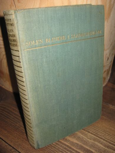 FASTING, KÅRE: SOLEN BLINKER I SLADRESPEILENE. 1. opplag 1936.