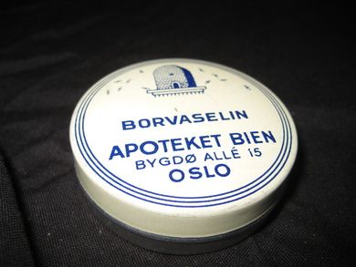 Strøken og ubrukt blikkeske uten innhold, BORVASELIN  fra APOTEKET BIEN, OSLO, 50 tallet.