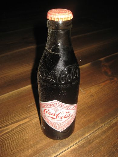 Uåpna Coca Cola flaske fra 1986. Engelsk??  20 cm høg.