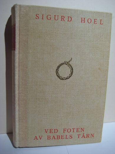 HOEL, SIGURD: VED FOTEN AV BABELS TÅRN:  1956