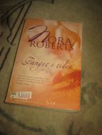 ROBERTS, NORA: FANGET I TIDEN. 2009.