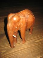 Meget pen elefant i mahognire, ca 15 cm høg, 60 -70 tallet.