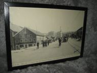 Bakke bro 1933, - bygget i 1887. L. O. Hegstads brygge.Merk reklamene på bryggeveggen til høyre. Heggstad bryggen revet 1982. Her ligg no Royal Garden.