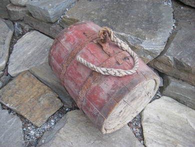 Gammel merkebøye i tre, bruktt ved garnfiske i gamle dager. Fra tidleg 1900, ca 29 cm i diameter, 38 cm høg. Spesiell, har ikkje så manga av disse lenger. 