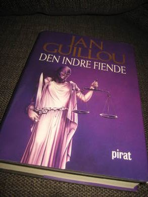 GUILLOU, JAN: DEN INDRE FIENDE. 2008.