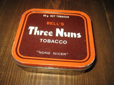 Blikkeke, BELL'S Three Nuns TOBACCO. 60 tallet, ca 11 * 11 cm stor. 