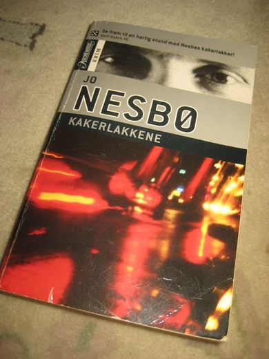 NESBØ: KAKERLAKKENE. 2002.