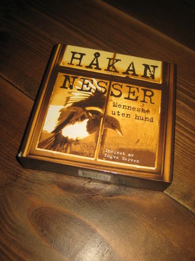 NESSER, HÅKAN. Menneske uten hund. Lest av Yngve Bermen. 14 CD, 15 timer. 2007..