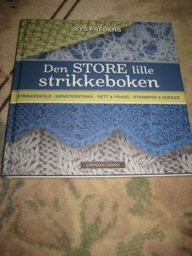 FREDENS: DEN STORE LILLE STRIKKEBOKEN. 2017.