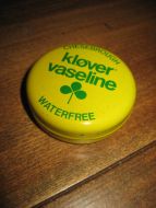 Strøken boks med innhold, kløver vaseline, 50 tallet. 