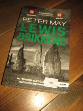 MAY, PETER: LEWIS BRIKKENE. 2019