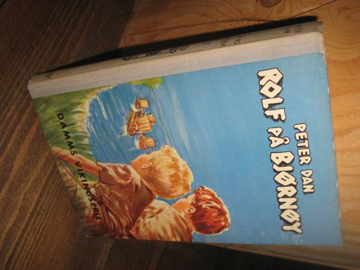 DAN, PETER: ROLF PÅ GJØRNØY. Bok nr 1, 1958.