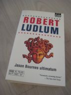 LUDLUM, ROBERT: Jason Bournes ultimatum. 2002.