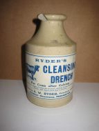 Keramikk flaske uten innhold, RYDER'S CLEANSING DRENCH. Fra RYDER Chemst, Rochester.  50 tallet