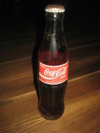 Uåpna flaske Coca Cola fra 1994. 22 cm høg. 0.25 liter.