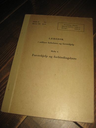 LÆREBOK i militær helselære og førstehjelp. Førstehjelp og forbindingslære. 1961.