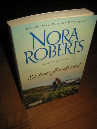 ROBERTS, NORA: ET FORTRYLLENDE STED. 2015.