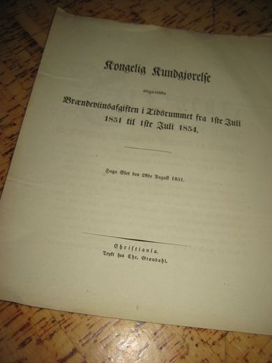 Kongelig Kundgjørelse angaaende Brendeviinsafgiften i Tidsrummet fra 1ste Juli 1851 til 1ste Juli 1854. Haga Slot 28de august 1851.