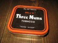 Blikkeke, BELL'S Three Nuns TOBACCO. 60 tallet, ca 11 * 11 cm stor. 