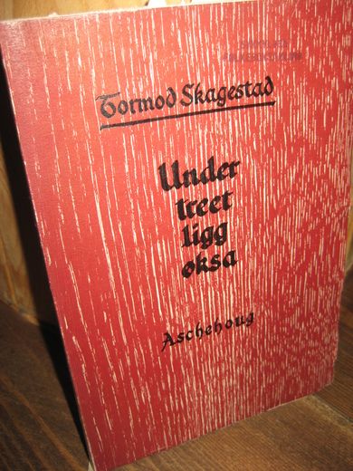 Skagestad: Under treet ligg øksa. 1955.