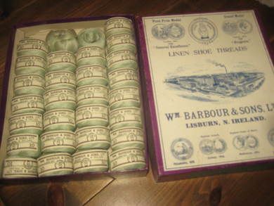 Meget pen eske nesten full med SKOGARN, LINEN SHOE THREADS, fra BARBOUR & SONS LTD, LISBURN, N. IRELAND. 40-50 tallet.