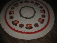 Rund juleduk fra 60-70 tallet, ca 150 cm i diameter.