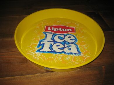 Serveringsbrett i blikk Lipton Ice Tea, ca 36 cm i diameter. 