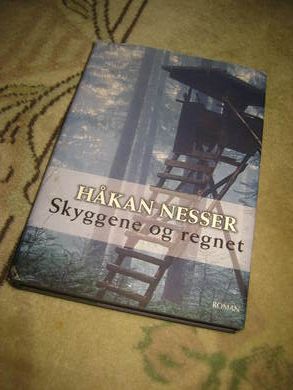 NESSER, HÅKAN: SKYGGEN OG REGNET. 2004.