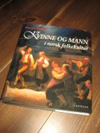 Hodne, Ørnulf: KVINNE OG MANN i norsk folkekultur. 2002. 