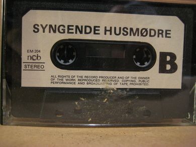 SYNGENDE HUSMØDRE