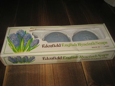 Ubrukt gavepakning med 3 ubrukte såper, Edenfield English Hyacinth Soap, 70 tallet.