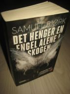 BJØRK, SAMUEL: DET HENGER EN ENGEL ALENE I SKOGEN. 2013.