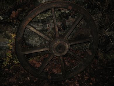 Gammelt kjerrehjul / vognhjul. Solid, men med skade, sjå bildet. Ca 73 cm i diameter. Slutten på 1800 tallet.