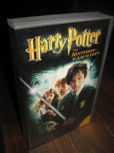 HARRY POTTER OG MYSTERIE KAMMERET. 2002, 11 ÅR, 161 MIN.