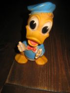 Donald Duck i gummi, ca 15 cm høg. 50-60 tallet.