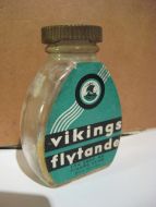 Flaske uten innhold, vikings flytande for skor av finare skinn. 40 tallet.