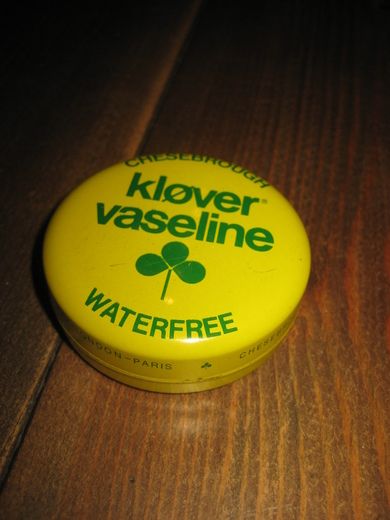 Boks med innhold, kløver vaseline, waterfree, 60 tallet. 