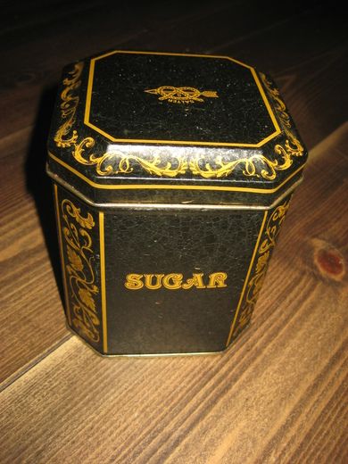 Boks med tekst: SUGAR. Ca 11*11 cm stor, 12 cm høg.